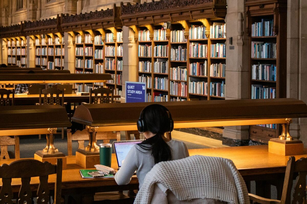 Estudiante estudiando en biblioteca